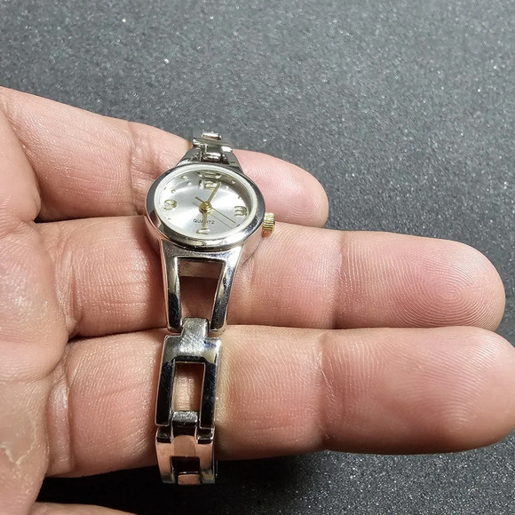 Ladies fashion watch silver tone case and bracelet round face working shows sign - Picture 4 of 9